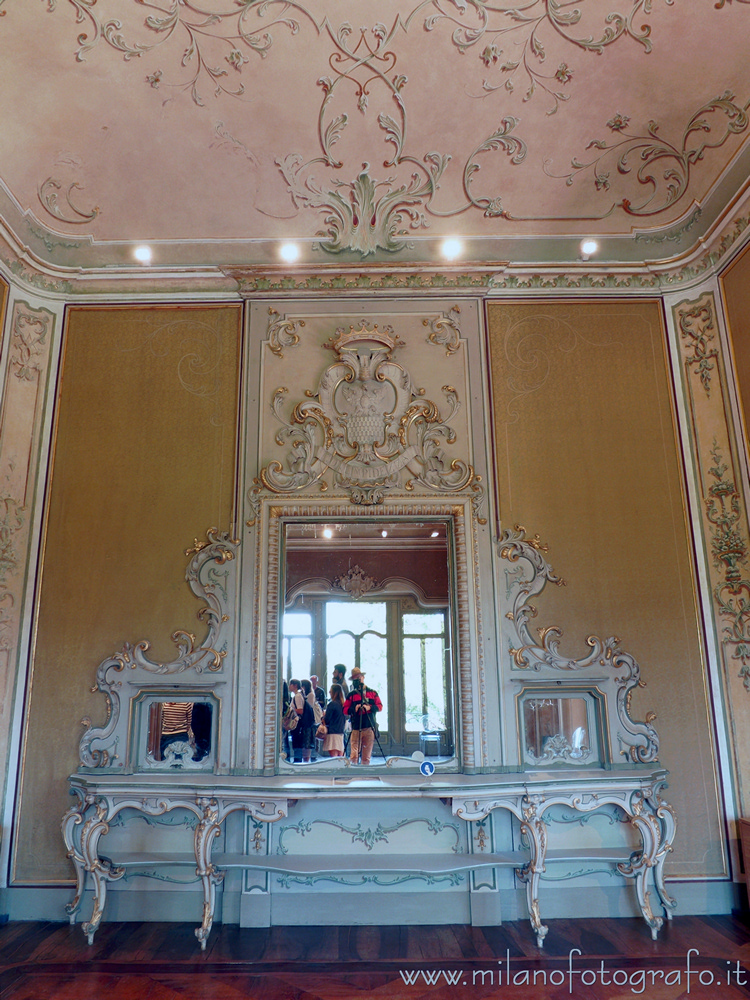 Arcore (Monza e Brianza) - Specchiera nella sala da pranzo di Villa Borromeo d'Adda
